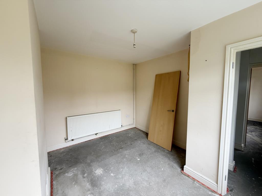 Lot: 135 - SEMI-DETACHED HOUSE IN NEED OF IMPROVEMENT IN VILLAGE SETTING - Dining Room of Village House in Need of Improvement